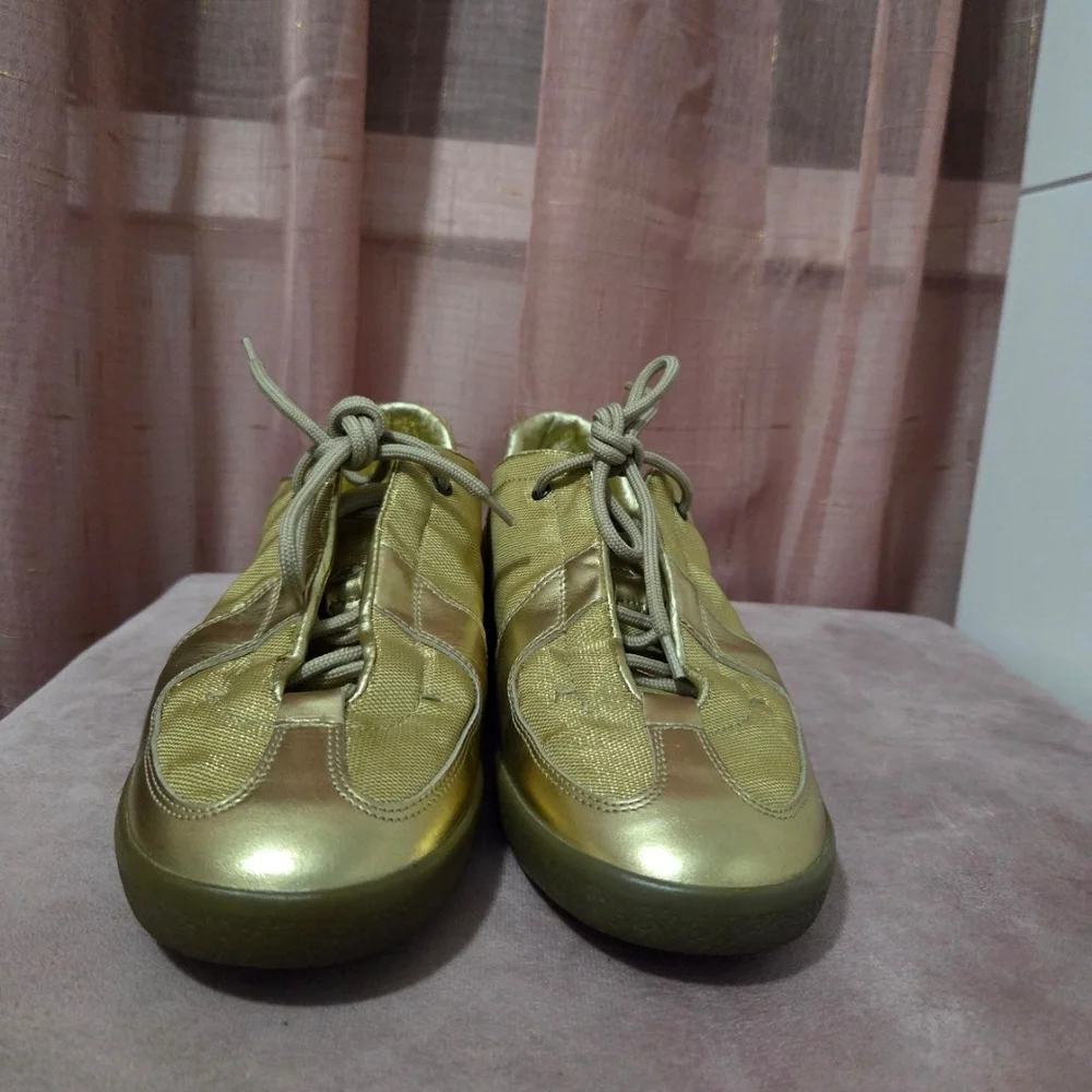 Gucci Gold Sneakers - Picture 3 of 12